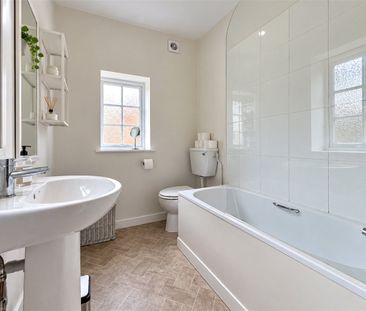 Charming 3 bedroom semi-detached cottage in the popular village of ... - Photo 2