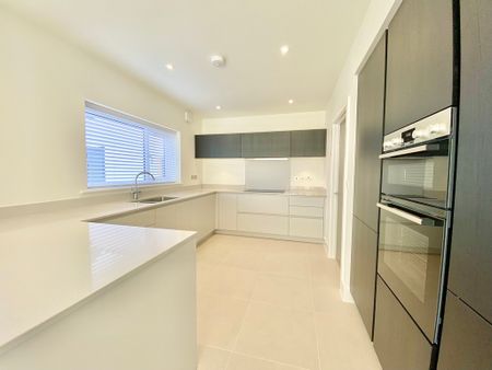 3 bedroom Spacious Three Bedroom House to rent - Photo 4