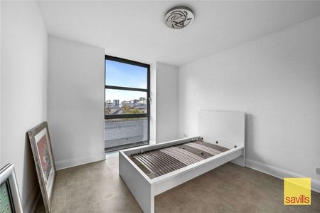 Offering breath-taking views across the London skyline, is this exceptional apartment which spans to in excess of approximately 1,170sqft internally. - Photo 2