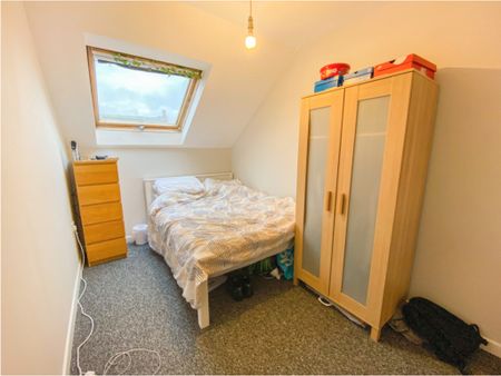 3 Bedroom Apartment - Photo 2