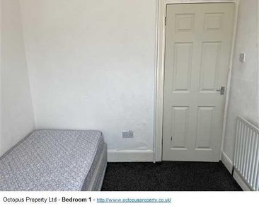 3 bedroom flat to rent - Photo 3