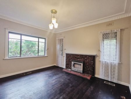 33 High Street Road, Ashwood VIC 3147 - House For Rent | Domain - Photo 4