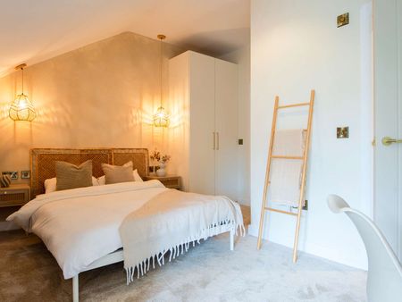 New Luxury Studios, w/ Cinema Room 🎬 - Photo 4