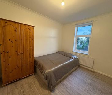 4 bedroom semi-detached house to rent - Photo 4