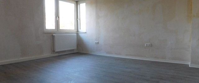 Einziehen und Wohlfühlen - sehr schöne 4-Zimmer-Wohnung mit Einbauküche und Balkon im 2. OG... - Photo 1