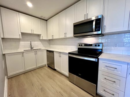 For Lease - 3046 Jaguar Valley Drive Unit# 302, Mississauga, Ontario - Photo 4