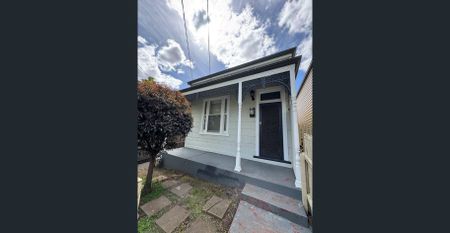 Location, style and period appeal - Photo 3