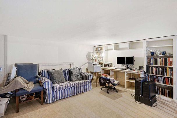 Two bedroom apartment with incredible ceiling height - Photo 1