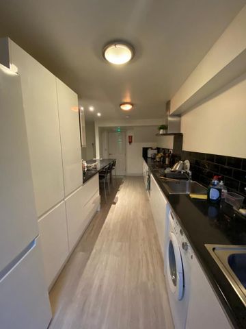 1 bedroom in a house share to rent - Photo 4