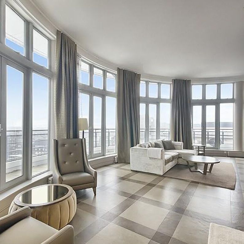 Penthouse duplex apartment on the seventh and eighth floor is presented with a spectacular panoramic view and 360° wrap around balcony of the London skyline and St Katharine Dock. - Photo 1