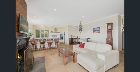 Victorian-Inspired Home with Breathtaking Valley Views – 6-Month Lease - Photo 4