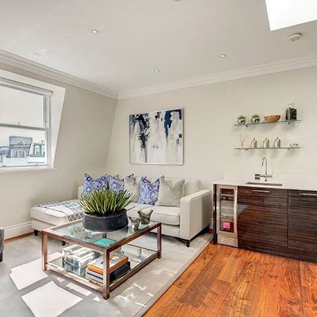 An Immaculately Present Second Floor One Bedroom Apartment on a Popular Garden Square - Photo 1