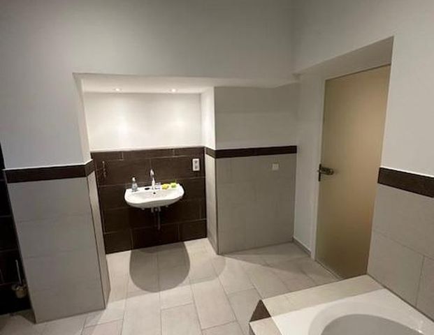 Wunderschön renovierte 2 Zimmer Wohnung 70m² inkl. EBK Gäste WC Luxusbad! - Foto 1