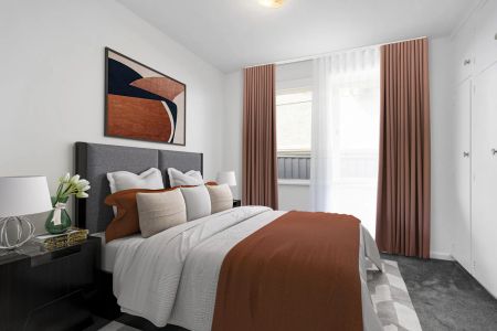 Three bedroom, ground floor apartment across from the Botanical Gardens! - Photo 2