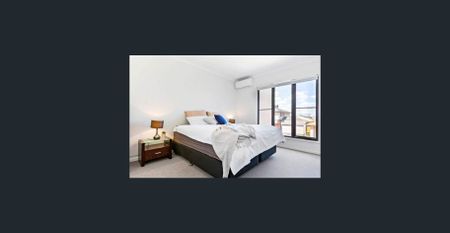 Stunning 3-Bedroom Townhouse in Prime Location! - Photo 3