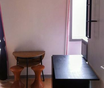 Logement à Paris, Location meublée - Photo 2