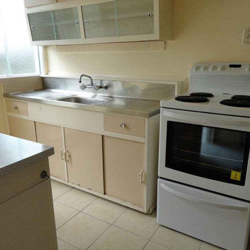 downstairs 2 bedroom unit - Photo 1