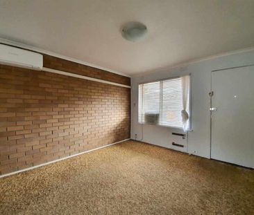 Comfortable and conveniently located, this 2-bedroom, 1-bathroom ho... - Photo 3