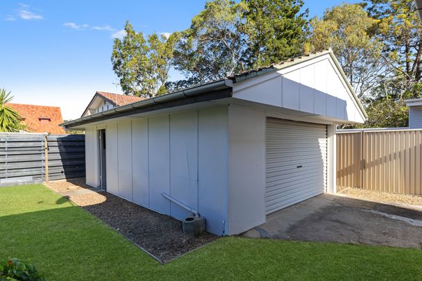 Perfect Family Home, Great Location, Walk To The WaterFront - Photo 1