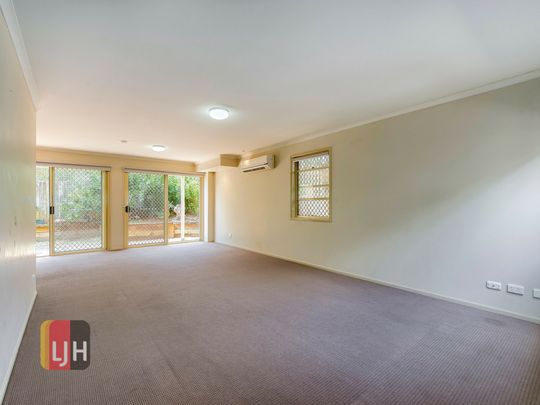 AIRCONDITIONED SPACIOUS 3 BEDROOM TOWNHOUSE IN GREAT LOCATION ! - Photo 1
