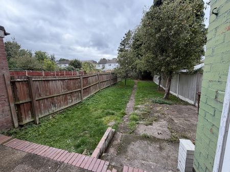 3 bedroom semi-detached house to rent - Photo 4