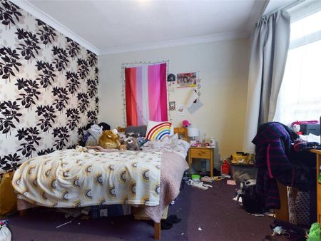 4 bedroom semi-detached house to rent - Photo 5