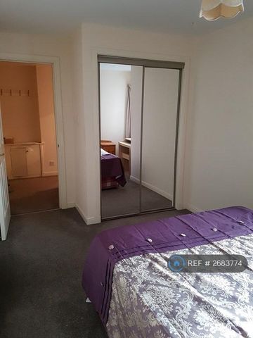 1 bedroom in a flat share to rent - Photo 3