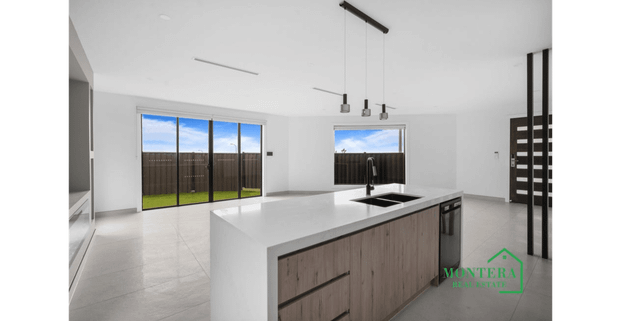 MINS AWAY FROM SCHOOL | 2 MASTERS - Photo 1