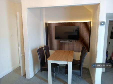 4 bedroom semi-detached house to rent - Photo 2