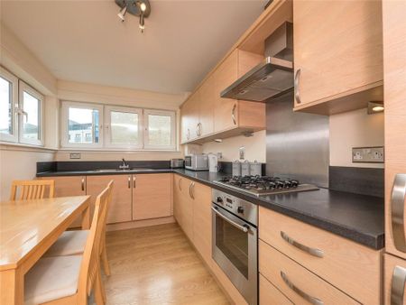 3 bedroom flat to rent - Photo 3