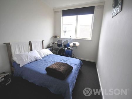 Secure complex, luxury of 2 car parking spaces and water bills included - Photo 2