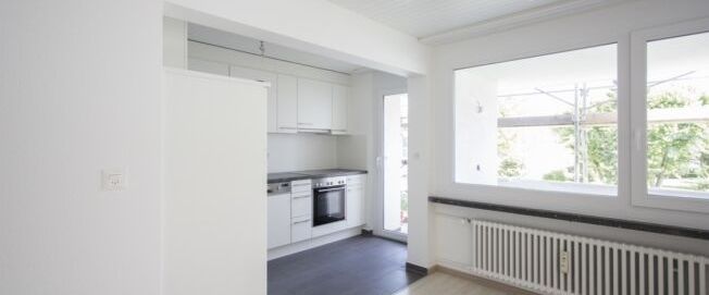 Luminous 4.5-room apartment with balcony and modern kitchen - Photo 1