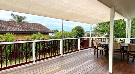 Charming 3-Bedroom Family Home with Play Park Access - Photo 3