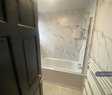 3 bedroom flat to rent - Photo 6