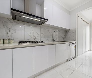 East-Facing Residence Combining Modern Comfort, Seamless Convenienc... - Photo 4