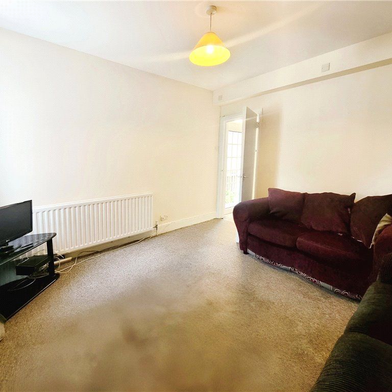 Harvest Road, Englefield Green, Egham, Surrey, TW20 0QS - Photo 1