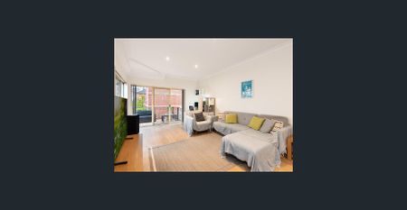 Tastefully Renovated, Oversized (218 sqm) Sun-Filled Garden Apartment With House Like Proportions, Centrally Located To All Amenities - Photo 3