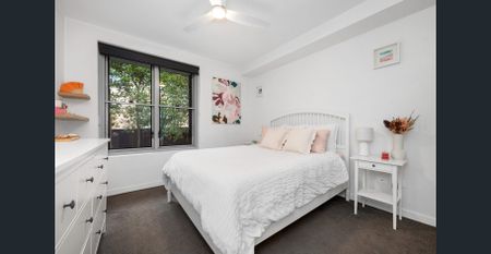 Modern Apartment with Leafy Courtyard Living - Photo 2