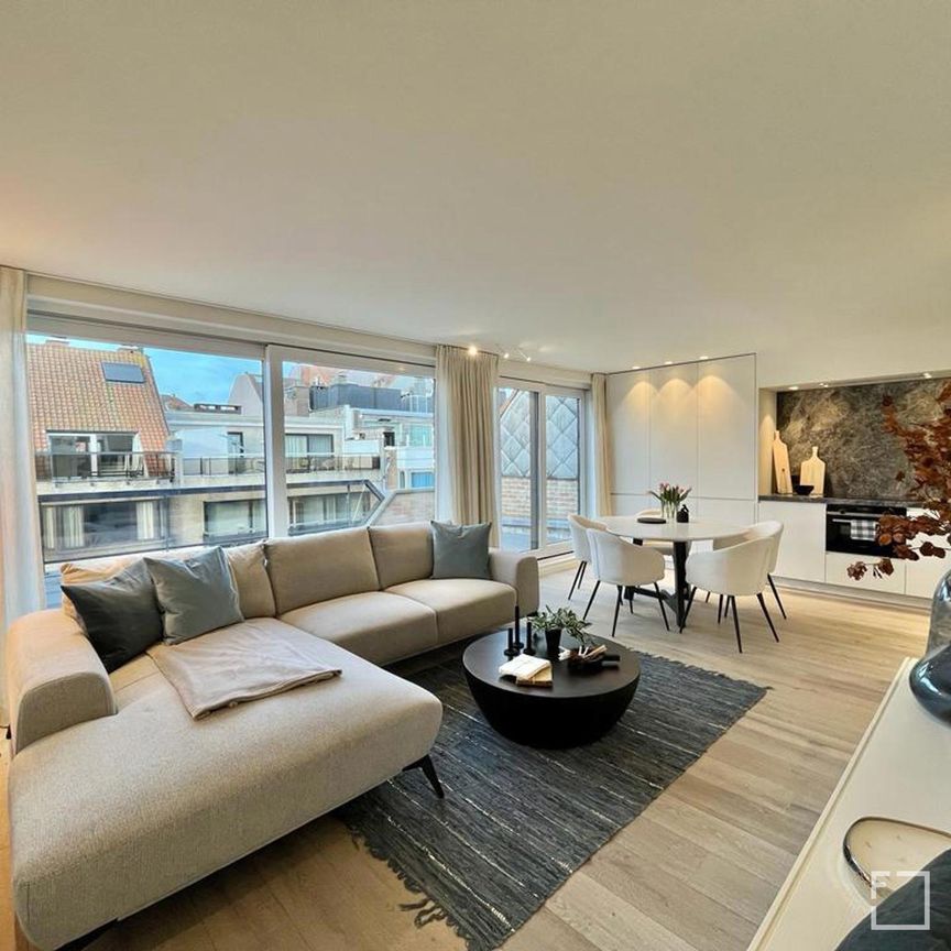 Gemeubelde penthouse met zijdelings zeezicht in Knokke. - Photo 1