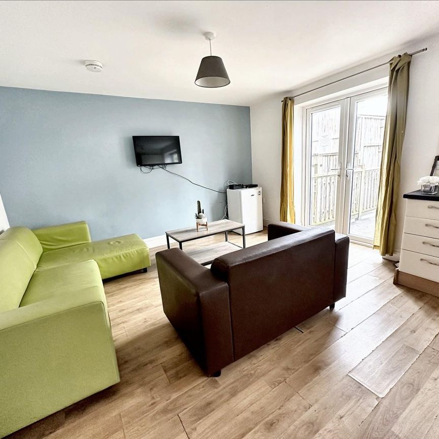 2 Quaker Lane, Plymouth - Photo 1