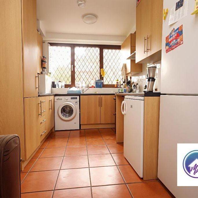 1 bedroom in a flat share to rent - Photo 1