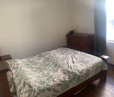 Spacious bedroom in a SHARED house - Photo 4