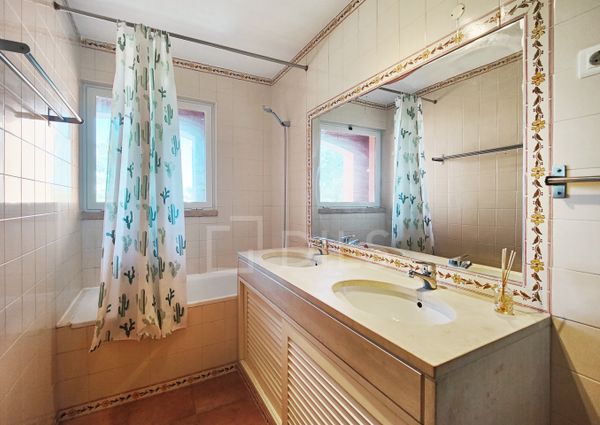 Apartamento T1+1 mobilado e com varandas, no condomínio da Herdade da Aroeira