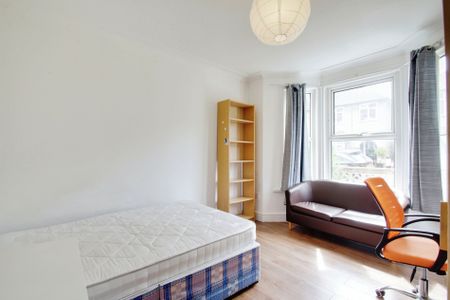 3 bed terraced house to rent in Mill Avenue, Uxbridge, UB8 - Photo 3