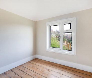 2 bedroom end of terrace house to rent - Photo 3