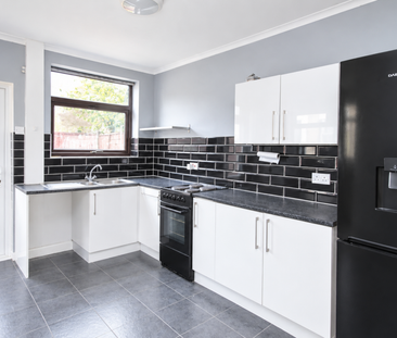 2 bedroom terraced house to rent - Photo 4