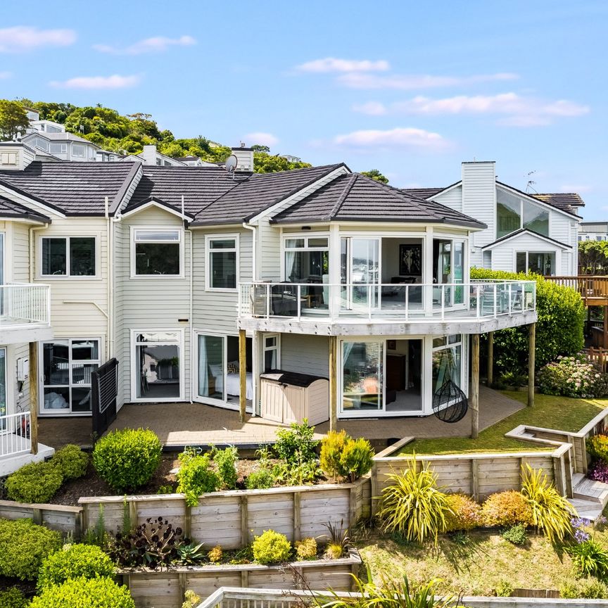 Contemporary Haven with Panoramic Water and City Skyline Views. - Photo 1