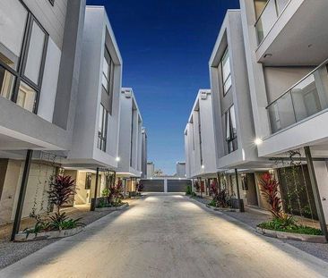 Executive living in Aquatic Paradise - Photo 2