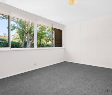 BRAND NEW KITCHEN - FRESHLY PAINTED THROUGHOUT - BRAND NEW CARPETS - Photo 2