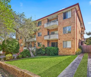 Light-filled living near Kogarah Station - Photo 1